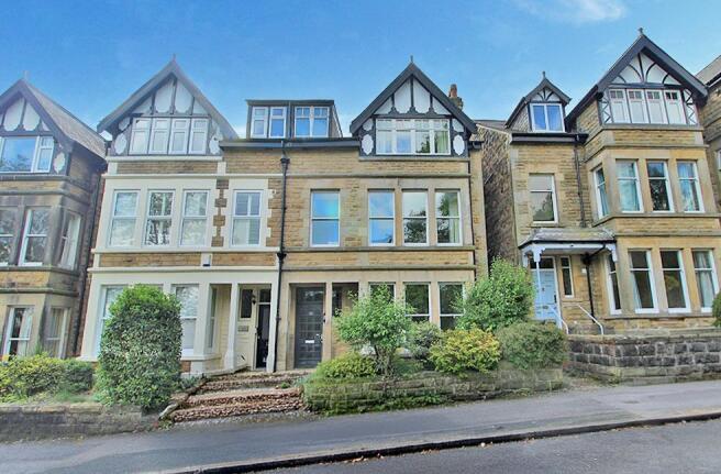 2 bed property, in Harlow Moor Drive, £275,000