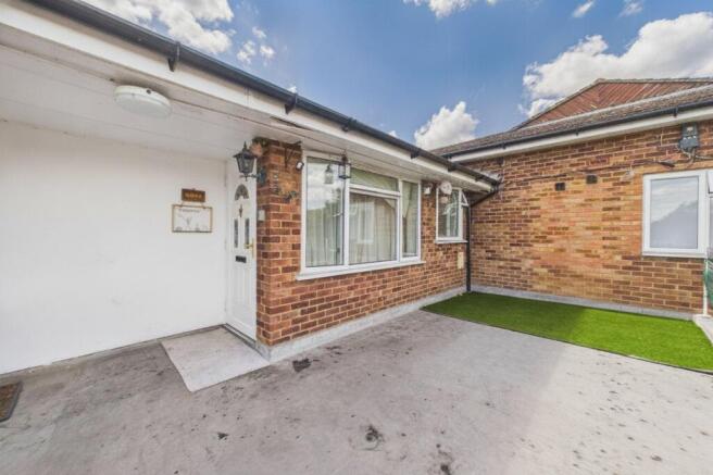 2 bed property, in Bean Oak Road, £200,000
