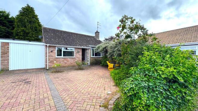 2 bed property, in Aston Close, £270,000