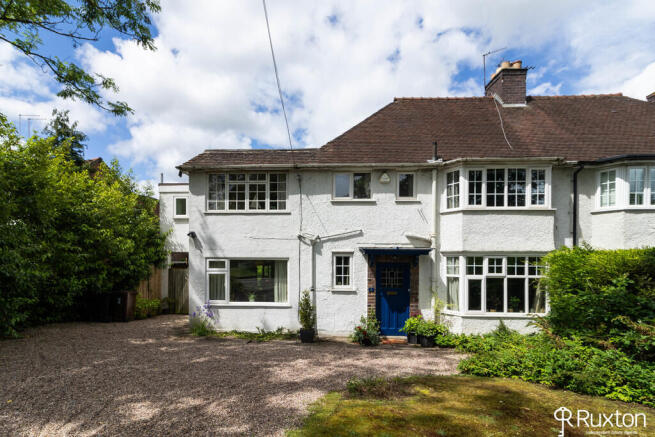 4 bed property, in Hillfield Road, £600,000