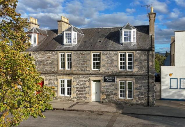 Studio, in Stonefield House Garden Apartments, £135,000