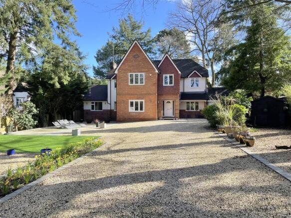 6 bed property, in Woodland Walk, £1,100,000