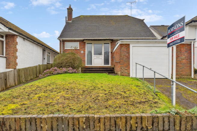 3 bed property, in Links Way, £570,000