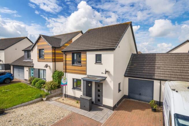3 bed property, in Waterloo Gardens, £290,000