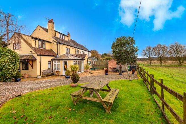 5 bed property, in Wayside, £545,000