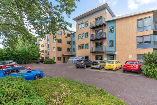 1 bed property, in Clarendon Mews, £80,000