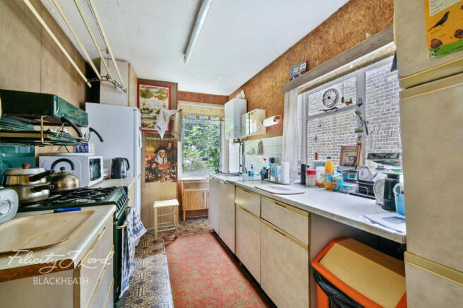 2 bed property, in Hillreach, £325,000