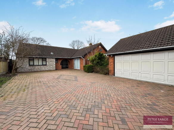 4 bed property, in 7 Llys Pen-Y-Ffordd, £395,000