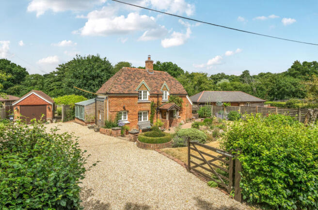2 bed property, in Wellow Wood Road, £600,000