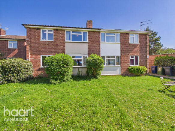 2 bed property, in Carisbrooke Road, £250,000