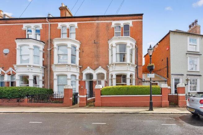 5 bed property, in Castle Road, £575,000