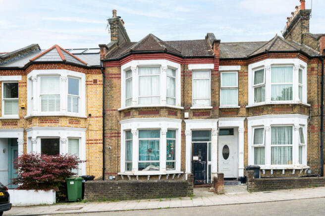4 bed property, in Aspinall Road, £900,000