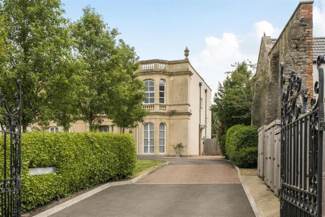 3 bed property, in Filwood Gardens, £389,950