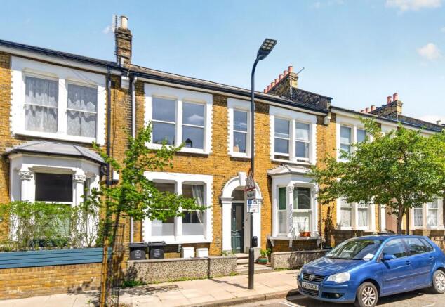 2 bed property, in Barretts Grove, £675,000