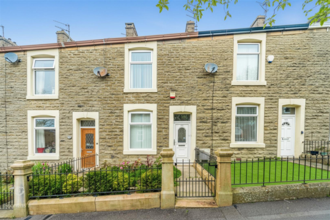 2 bed property, in Avenue Parade, £130,000