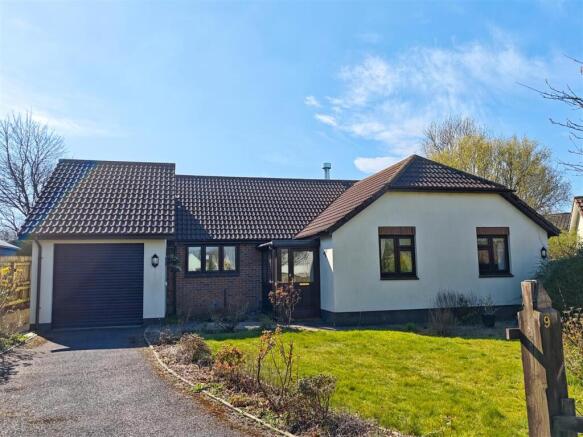 3 bed property, in Meadow Park Drive, £330,000