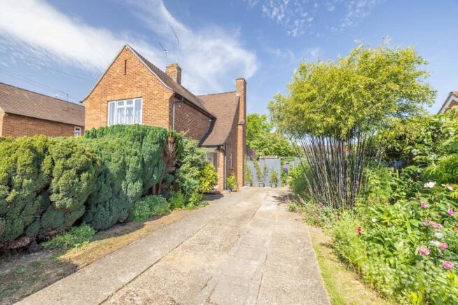 2 bed property, in Montrose Way, £300,000