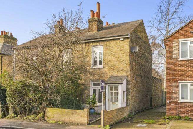 2 bed property, in Hawks Road, £550,000