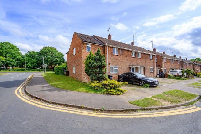 5 bed property, in Meadow Croft, £500,000