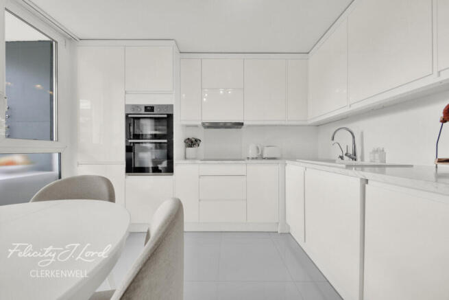 2 bed property, in Peerless Street, £550,000