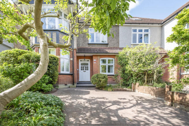 3 bed property, in Queens Road, £1,250,000