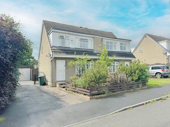 3 bed property, in Oakroyd Road, £250,000