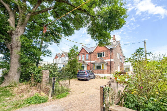 3 bed property, in Pevensey Road, £425,000