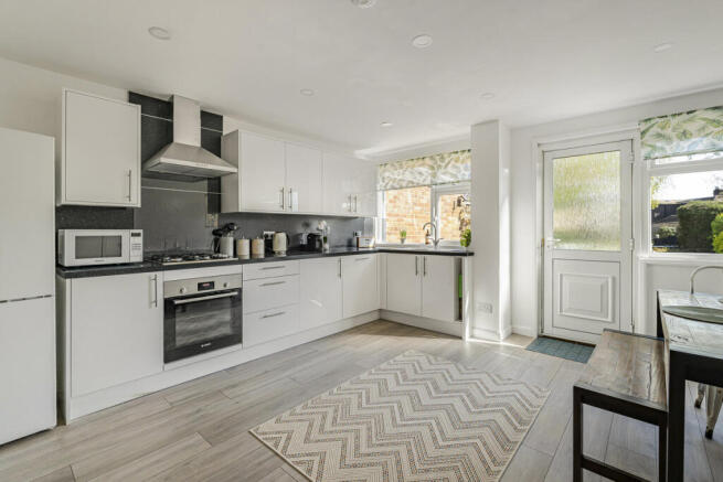 4 bed property, in Oak Tree Road, £675,000