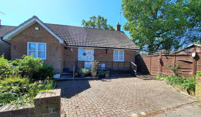 2 bed property, in Chain Free: Parkfields, £425,000