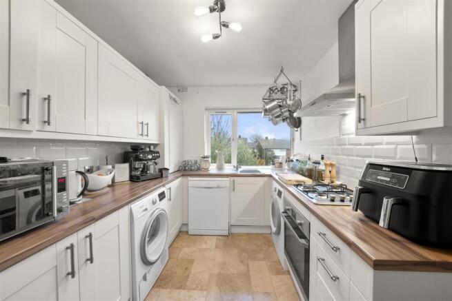 2 bed property, in Southbourne Gardens, £385,000
