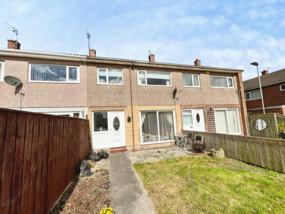 3 bed property, in Exeter Close, £100,000