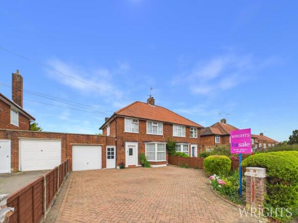 3 bed property, in Woodhall Lane, £525,000