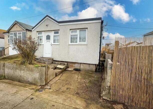 2 bed property, in Essex Avenue, £80,000
