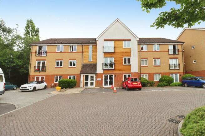 2 bed property, in Hollybrook Park, £210,000