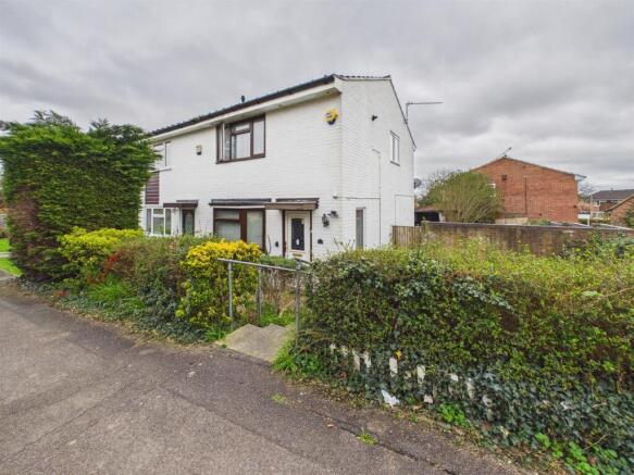 2 bed property, in Montrose Walk, £325,000