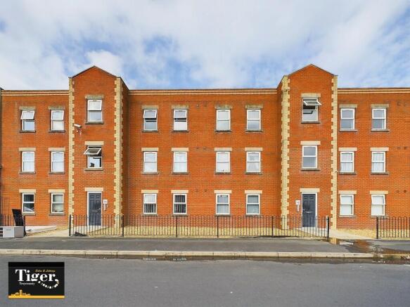 2 bed property, in Harcourt Road, £70,000