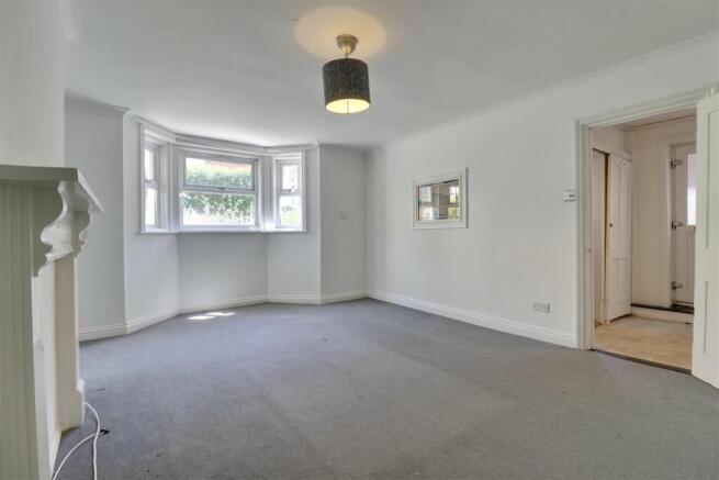 2 bed property, in Shaftesbury Road, £180,000