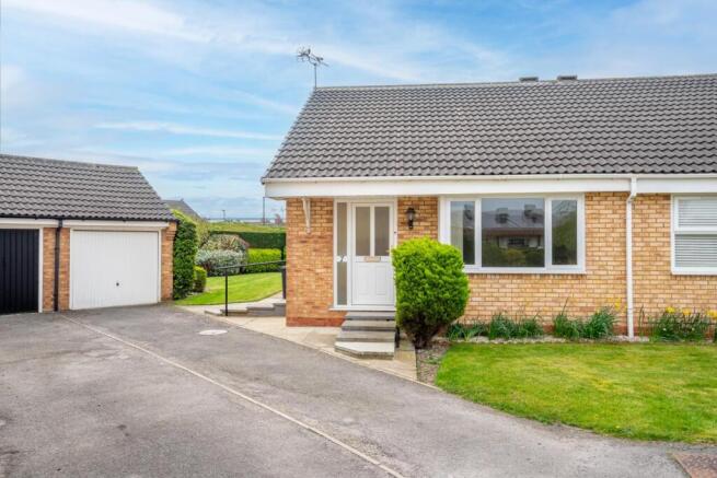 2 bed property, in Garburn Grove, £295,000