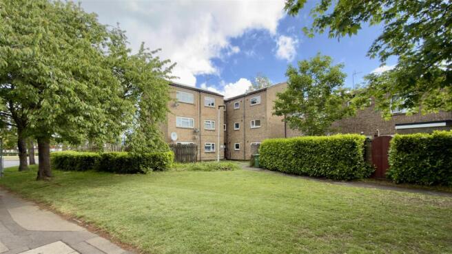 2 bed property, in Chelveston Way, £110,000