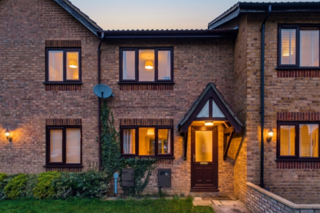 2 bed property, in Lindsey Avenue Market Deeping, £190,000