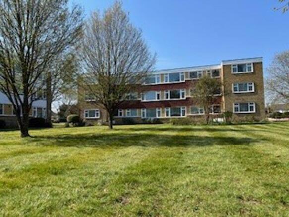 3 bed property, in Avenue Road, £440,000
