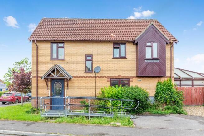 4 bed property, in Hanover Lane, £300,000