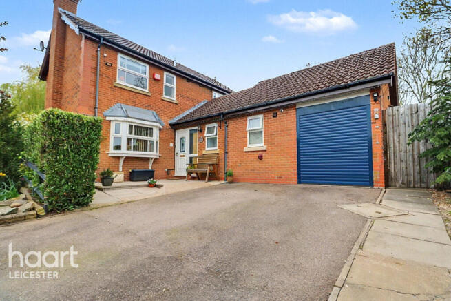 5 bed property, in Yaxley Close, £475,000