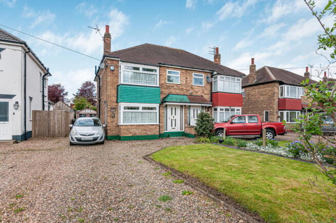 3 bed property, in Lowfield Road, £240,000