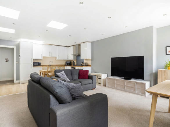 2 bed property, in Glyde Path Road, £210,000