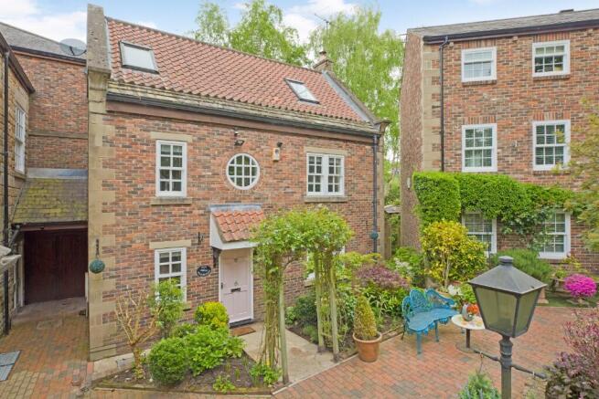 3 bed property, in Waterside, £749,995