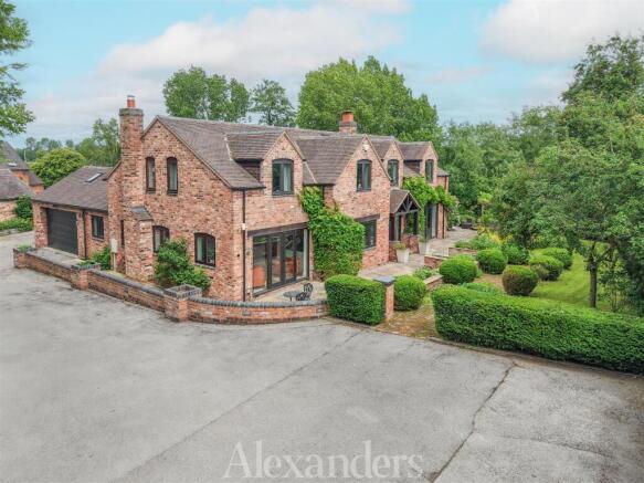 5 bed property, in Main Road, £1,000,000