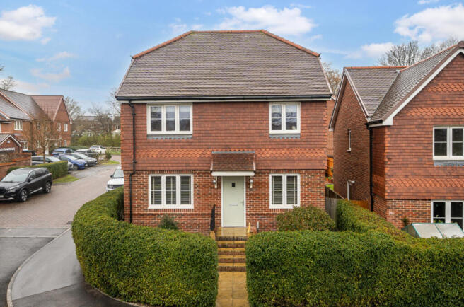 4 bed property, in Icarus Avenue, £550,000