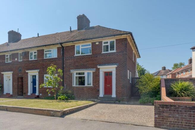 3 bed property, in Wren Road, £525,000