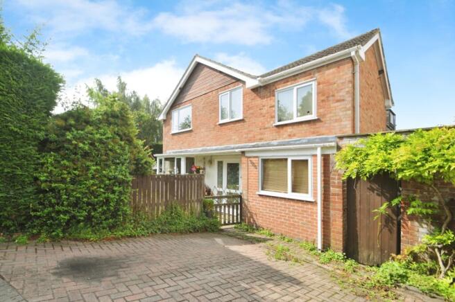 5 bed property, in St. Margarets Road, £365,000